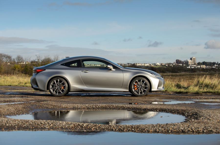  Lexus RC300h F-Sport 2019 года  (UK) (фото 30 из 40)